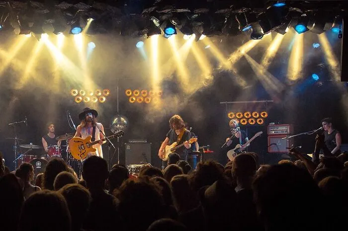 Die Band gastierte am 10. April nämlich in Moskau und der Wodka hielt sie in Russland vom Schlafen ab.