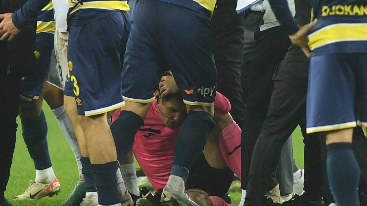  Schiedsrichter Halil Umut Meler wurde zu Boden gestreckt