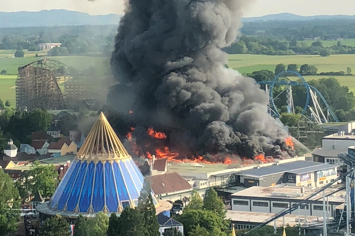 Auf Bildern war später zu sehen, wie dichter Rauch über der Lagerhalle aufstieg.