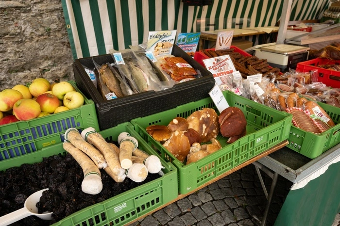 Bäuerliche Betriebe aus der Umgebung von Hartberg bieten an den Ständen Obst, frisches Gemüse und auch Fleischwaren aus eigener Erzeugung an.