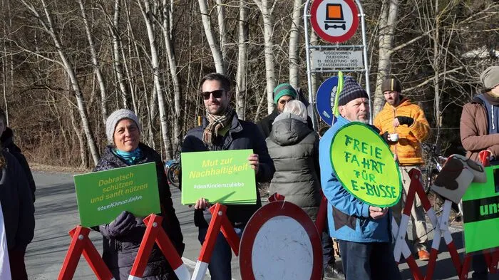 Mit Transparent und Schildern demonstrierten Umweltaktivisten sowie die Villacher Grünen und die Bewegung Erde.