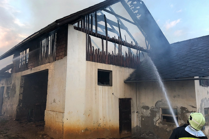 Die Feuerwehrkräfte konnten verhindern, dass das Feuer auf das benachbarte Wohnhaus übergriff.