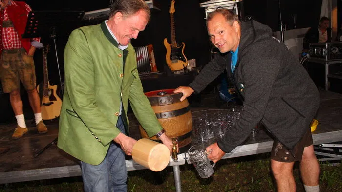 Landtagsabgeordneter Erwin Dirnberger (links) zapfte in Vertretung von Bürgermeister Johann Nestler gemeinsam mit FC Ligist-Obmann Bernhard Schröttner das originale  originale Oktoberfest-Bierfass an.