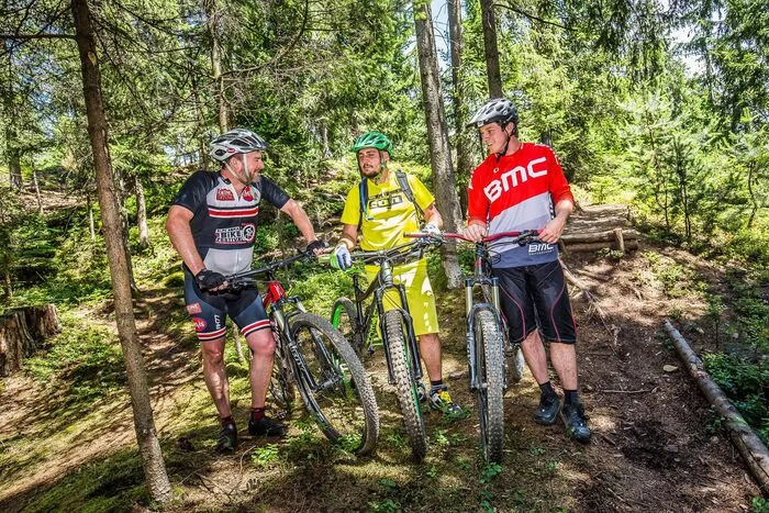 Geboten werden sechs Trails mit Sprüngen, Steilkurven, Spitzkehren und anderen Hindernissen und in verschiedenen Schwierigkeitsgraden und ein Technik-Übungsgelände. Kleine-Redakteur Andreas Jandl mit Herwig Kamnig und Andreas Holzer, die das Projekt initiierten