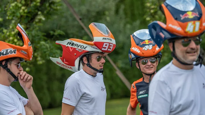 Mehr als 1000 Arbeitsstunden haben die Hartberger MotoGP-Fans allein ihre "Motorrad-Helme" investiert