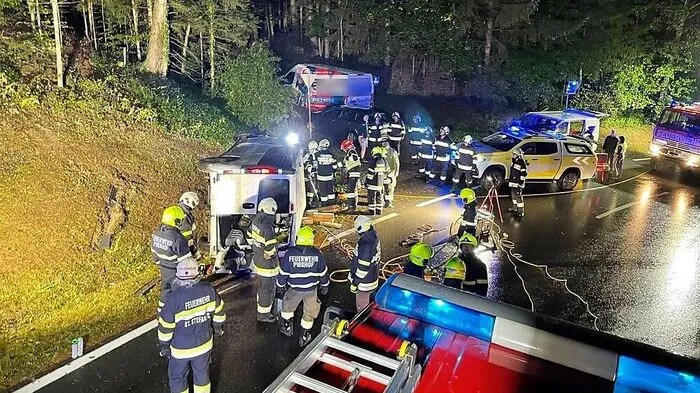 Der Kleinbus kippte bei einer Böschung um