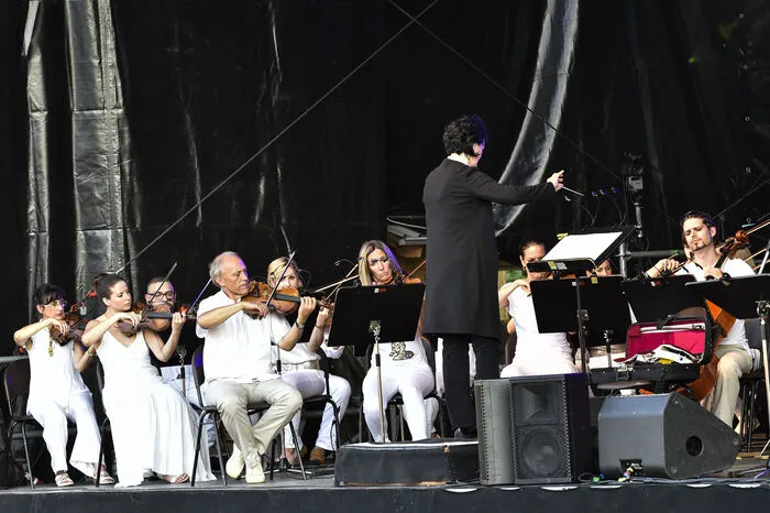 Klassisch eröffnete Hermine Pack mit ihren Rocksymphonic Orchester den Abend mit dem Hochzeitsmarsch aus Mendels-sohn Bartholdys Sommernachtstraum
