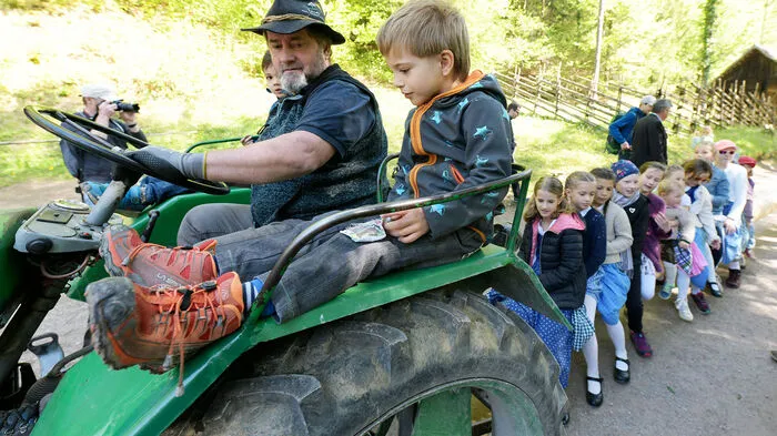 Ein Erlebnis - vor allem auch für Kinder, die mit dem Maibaum ins Gelände fahren durften