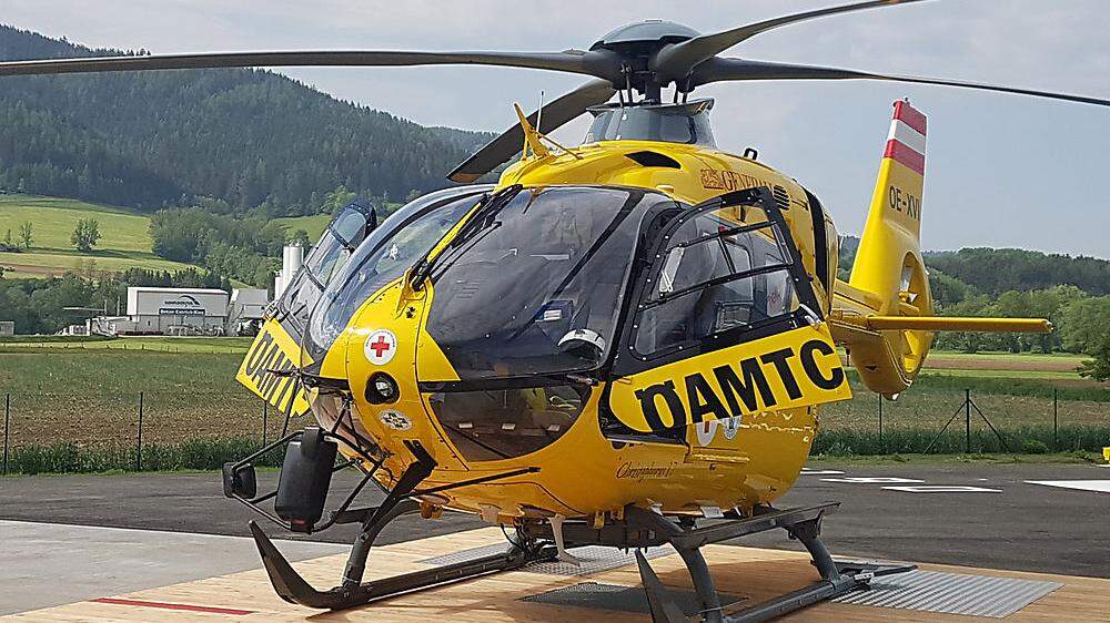 Der 73-Jährige wurde mit einem ÖAMTC-Hubschrauber ins LKH Bruck gebracht (Symbolfoto)