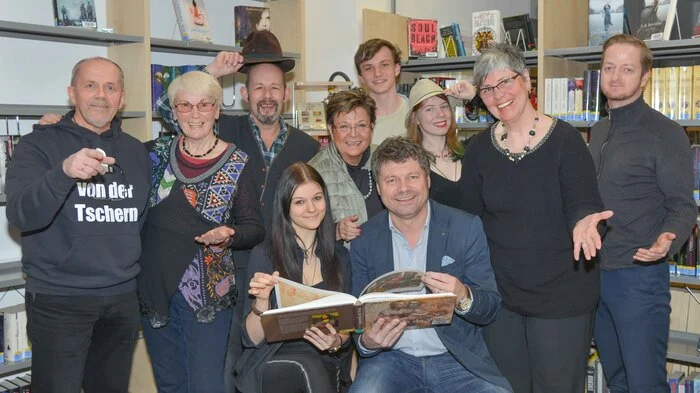 Der "Slam if you can!” Poetry Slam ist ein literarischer Vortragswettbewerb, bei dem selbstgeschriebene Texte innerhalb einer bestimmten Zeit einem Publikum vorgetragen werden: Gerhard Pleschberger, Waltraud More, Hubert Thaler, Sabrina Öhler, Christine Tidl, Gerhard Pirih, Ben Meilinger, Katharina Brugger, Ilse Schell und Markus Koschuh.