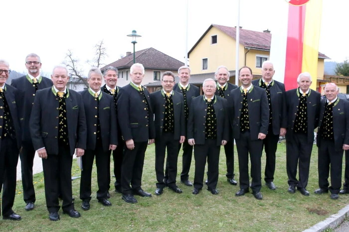 Neben dem Veranstalter wirkte auch die Sängerrunde Launsdorf/Hochosterwitz unter der Leitung von August Enzian (3. von links) mit. 