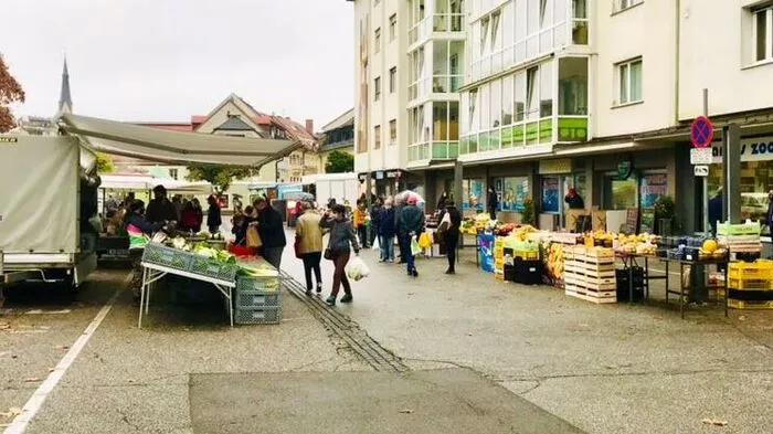 Die Besucher des Wochenmarkts zeigen sich puncto Corona-Vorgaben diszipliniert
