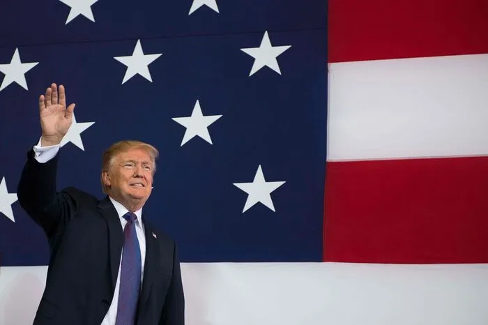 "Es gibt keinen besseren Platz, diese Reise zu beginnen, als genau hier, beim amerikanischen Militär", sagte Trump.