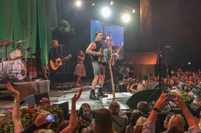 Beim 60. Bauernbundball vor zehn Jahren hatte Andreas Gabalier zwei Lieder für die Mitternachtseinlage beigesteuert. "Das war ein Schlüsselmoment, der Rest ist Geschichte", sagte er am Freitag auf der Bühne.