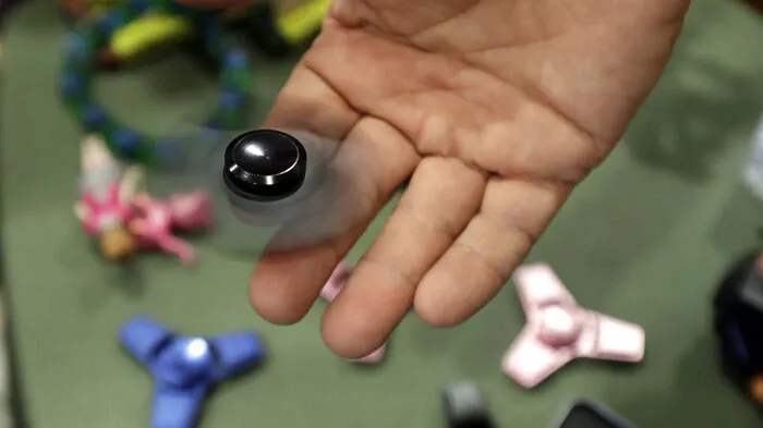 Der neueste Spielzeugtrend ist über den Atlantik geschwappt: "Fidget Spinner" sind derzeit total angesagt und sausen über die Fingerspitzen der Kinder. Mehr dazu: Fidget Spinner - ein Kreisel erobert die Welt