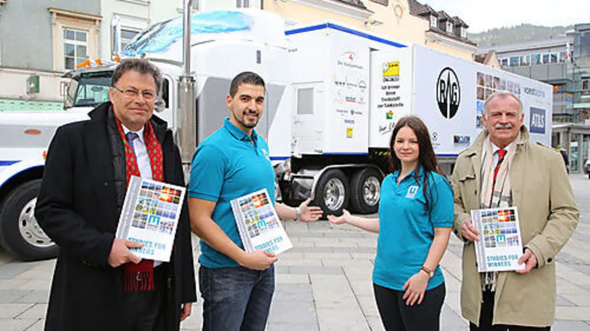 Die Vertreter der Monanuniversität Leoben laden in ihren Info-Truck