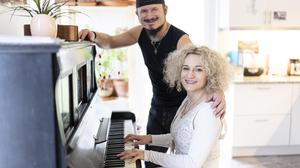 Klaus und Eliz Lippitsch  in ihrer Küche, in der es natürlich auch zig Instrumente gibt