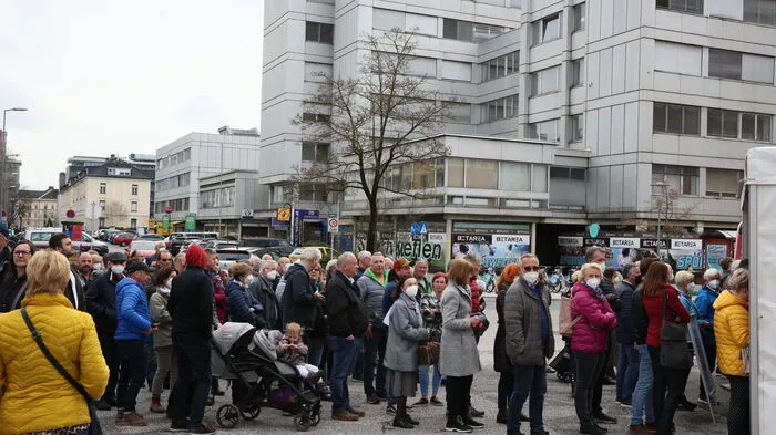 Riesiger Andrang kurz nach der Eröffnung. Es gilt die 3G-Regelung.