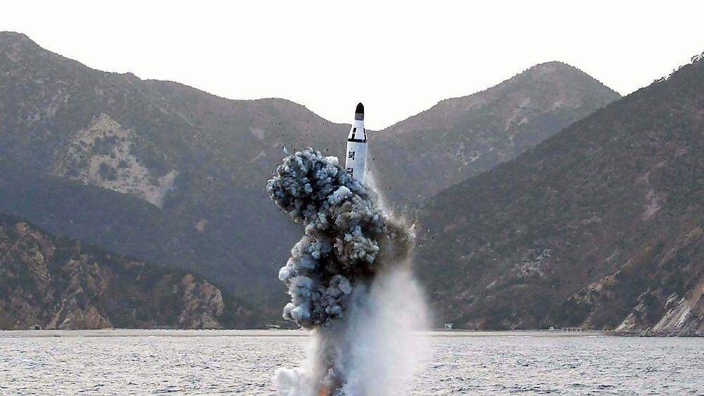 Wie hier am 24. April 2016 testete Nordkorea erneut eine Rakete von einem U-Boot aus