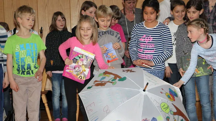 Kreative Idee: Volksschüler aus Millstatt gestalteten für die Damen des Soroptimist Clubs Spittal-Millstättersee Regenschirme. Dies ist eine Initiative im Rahmen des Projekts "Abenteuer lesen".