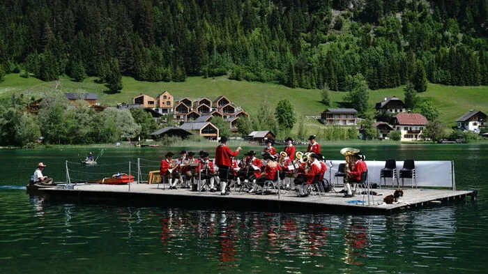 Der Abschluss einer kulinarischen Woche mit vielen regionalen und überregionalen Anbietern fand im Mödn's Strandbad in Weißensee statt. Die Trachtenkapelle Weißensee spielte unter Kapellmeister Johann Knaller.