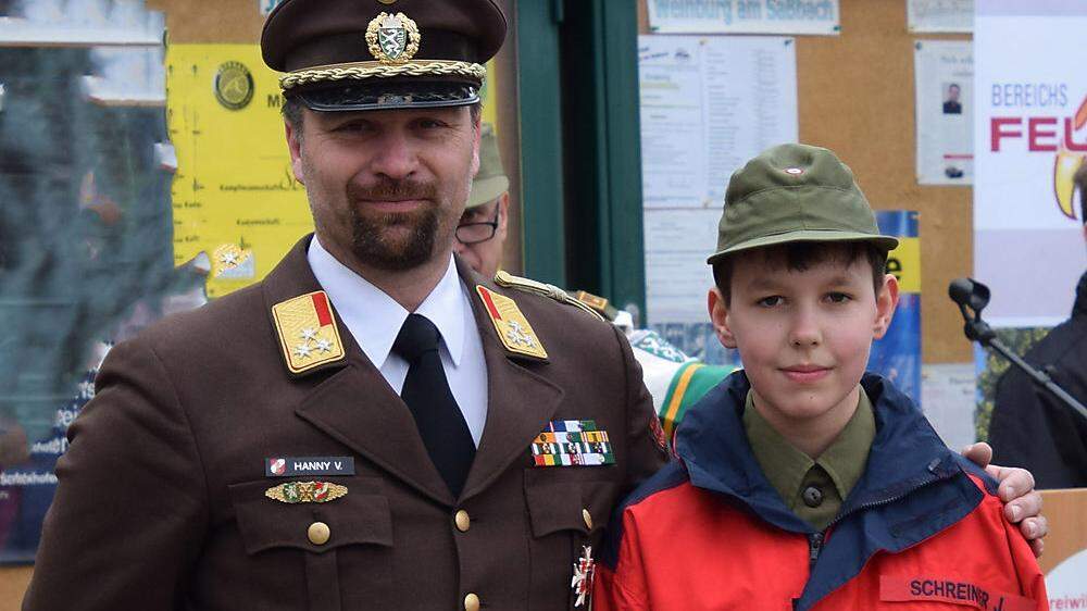 Jakob Schreiner wurde von Bereichsfeuerwehrkommandant Volker Hanny für sein vorbildliches Verhalten gelobt
