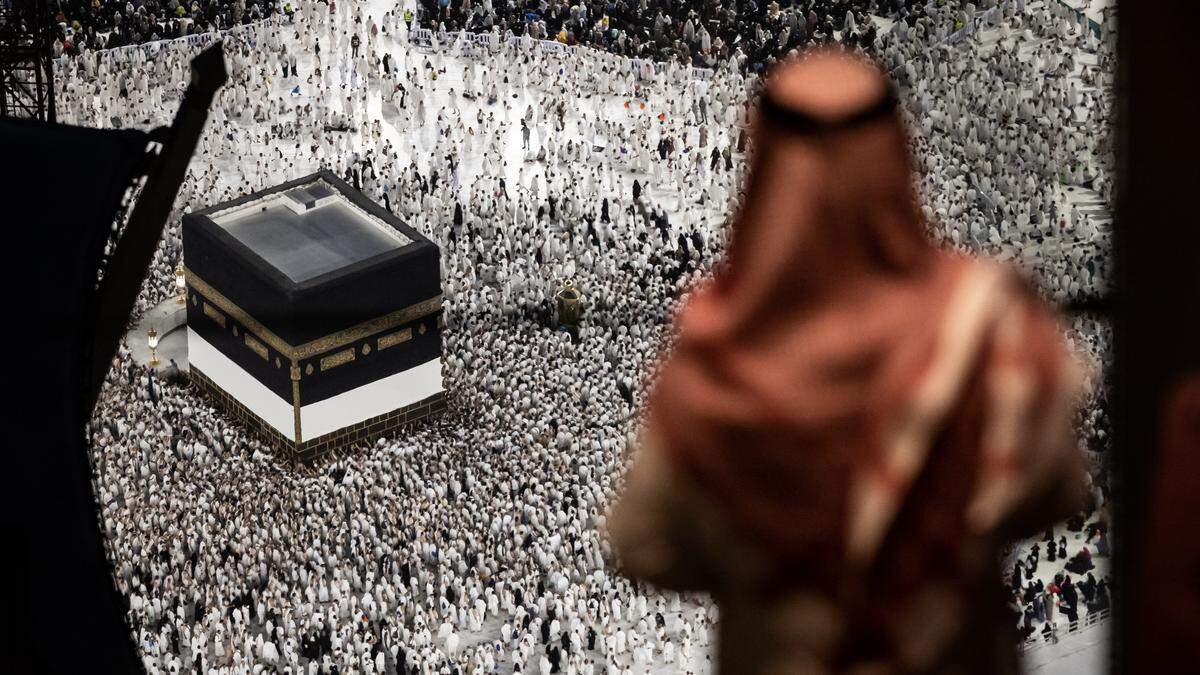 Zum Beginn des Hadsch umrundeten die Pilger sieben Mal das würfelförmige Gebäude der Kaaba im Hof der Großen Moschee von Mekka.