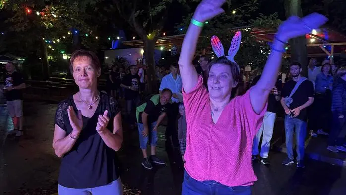 Mitschunkeln, Mitsingen und das Tanzbein bis Mitternacht schwingen - so lautete das Motto von „Tanzen unter Sternen“ mit Natalie Holzner in Gnas