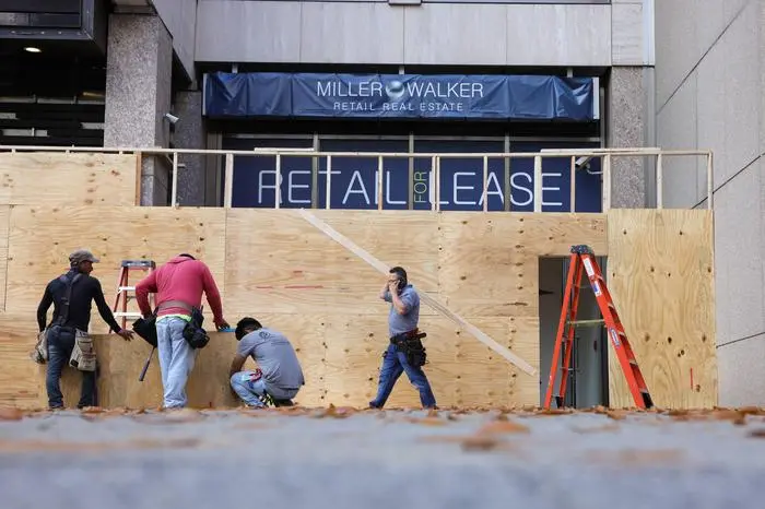 Businesses Near White House Prepare For Civil Unrest Workers cover storefront entrances with plywood near the White House in Washington, D.C. on November 1, 2024 in preparation for possible civil unrest related to the 2024 presidential elections. Washington, D.C. District of Columbia United States PUBLICATIONxNOTxINxFRA Copyright: xBryanxDozierx originalFilename: dozier-business241101_npq2u.jpg