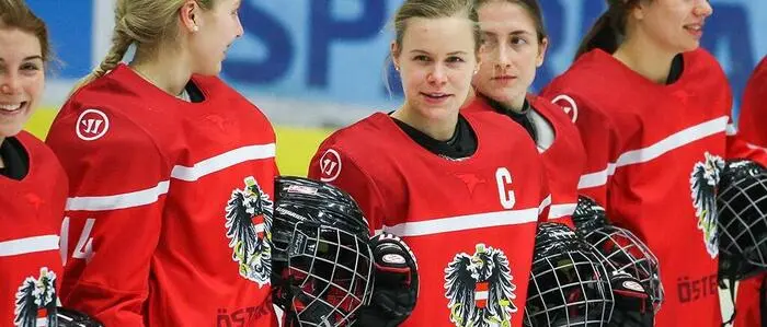 Teamkapitänin Anna Meixner (Mitte) geht im Kampf für ihre Kolleginnen voran