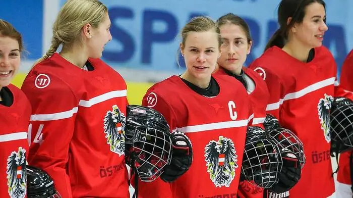 Teamkapitänin Anna Meixner (Mitte) geht im Kampf für ihre Kolleginnen voran