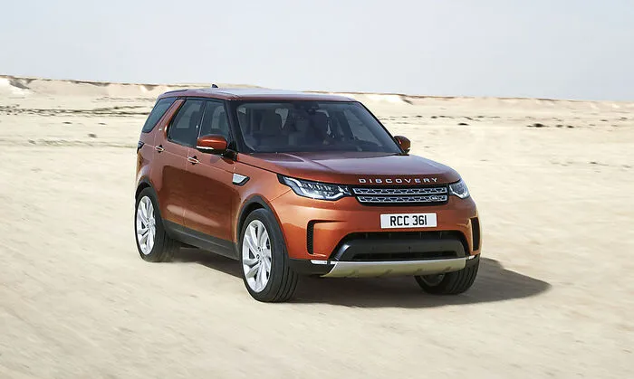 Seit 27 Jahren ist der Discovery der robust Alleskönner der Marke Land Rover. Kultivierter als der raubeinige Defender, aber wesentlich schlichter als die Range Rovers. Vom Look der edelen Brüder ist der Neue Disco aber gar nicht mehr so weit entfernt. Preislich aber schon – die beginnen nämlich bei 56.950 Euro.