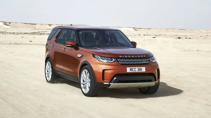 Seit 27 Jahren ist der Discovery der robust Alleskönner der Marke Land Rover. Kultivierter als der raubeinige Defender, aber wesentlich schlichter als die Range Rovers. Vom Look der edelen Brüder ist der Neue Disco aber gar nicht mehr so weit entfernt. Preislich aber schon – die beginnen nämlich bei 56.950 Euro.