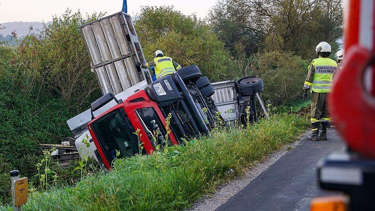 Ein Hängerzug mit mehr als 4000 lebenden Hühnern an Bord stürzte in Rohr in einen rund fünf Meter tiefen Vorfluter.