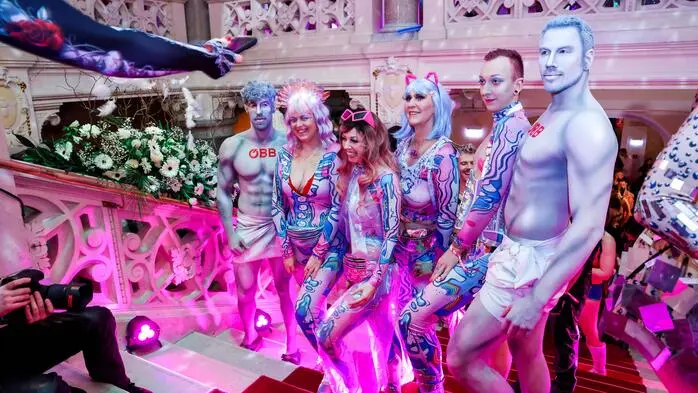 Bunte Outfits und viel nackte Haut waren am Tuntenball die Devise