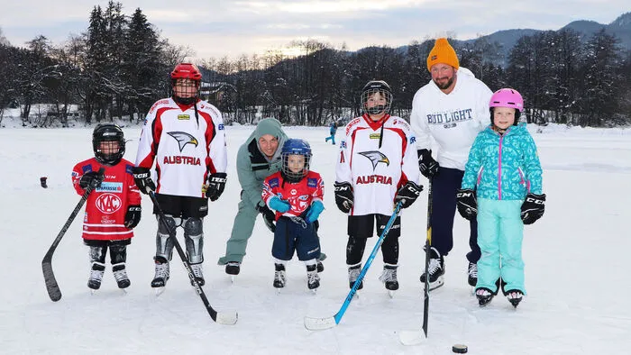 Der ehemalige österreichische Eishockey Nationalspieler Swen Klimbacher (2. v. Rechts) war mit seinem Sohn Samuel (9 Jahre) und seiner Tochter Romy (7 Jahre), sowie mit Michael Kulnik mit seinen Kindern Noah (3,5 Jahre), Liam (5 Jahre) und Lorenz (9 Jahre) mit großer Begeisterung beim Eislaufen am Flatschachersee!