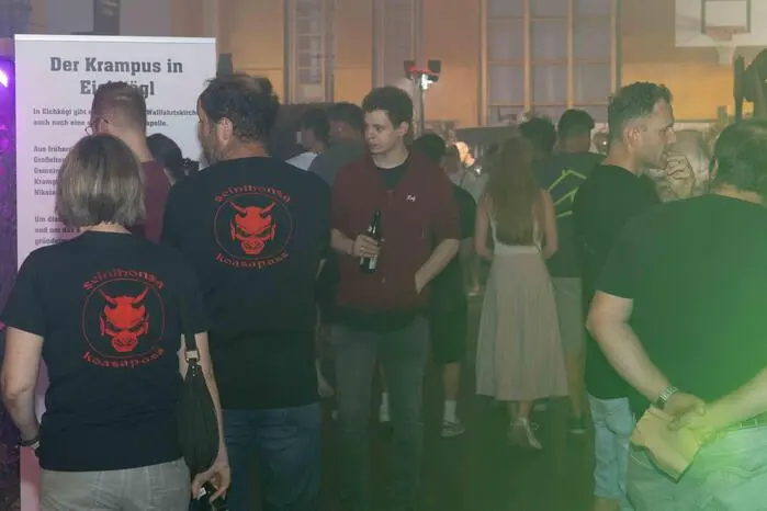 Neben der Ausstellung gibt es auch Live-Musik, Kulinarik und ein stimmungsvolles Rahmenprogramm.