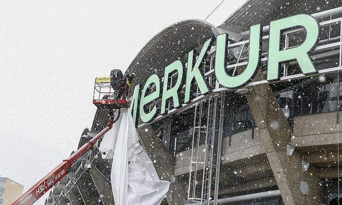 Schwierige Enthüllung im Schneetreiben: Merkur ist neuer Sponsor des Grazer Stadions 