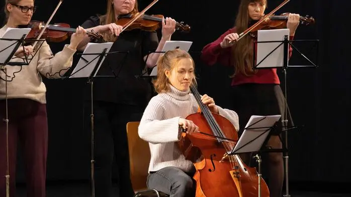Das musikalische Programm bot eine stimmungsvolle Mischung: Das Streicher-Ensemble der Musikschule Hartberg, ein Volksmusiktrio, der Bläserkreis Hartberg sowie der Chor der Volksschule Hartberg sorgten mit ihren Auftritten für festliche Klänge und begeisterten das Publikum. 