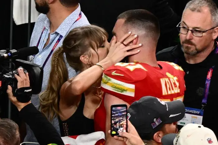 Einer der süßesten Momente: Travis Kelce wagte für seine Liebste den Schritt auf die große Bühne. Bei einer der London-Shows mischte er sich unter die Tänzer und performte an der Seite von Taylor Swift.