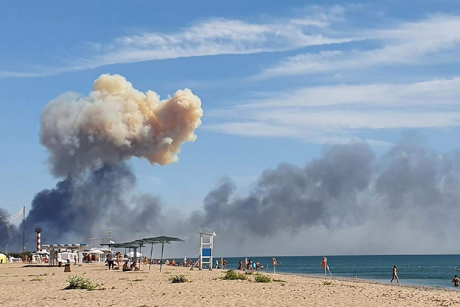 Über den Badestränden auf der Krim steigt Rauch der Explosionen auf