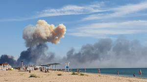 Über den Badestränden auf der Krim steigt Rauch der Explosionen auf
