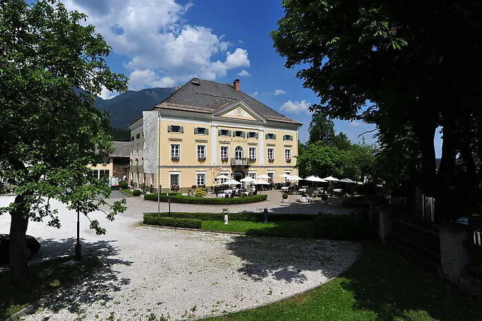 Der romantische Schlossgarten macht das Schlössl Lerchenhof in Untermöschach bei Hermagor zu einem besonderen Genussplatz. Kulinarisch locken Speisen aus eigener Landwirtschaft und der Genussregion.