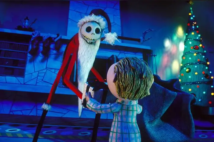 5. Dezember The Nightmare Before Christmas (1993) von Henry Selick. FSK 6Weihnachtsfeeling: 6/10 Kann Weihnachten gerettet werden? Jack Skellington, Kürbiskönig von Halloween Town, hat die alte Angst-und-Schrecken-Routine satt und möchte Weihnachtsfreude verbreiten. Aber seine fröhliche Mission bringt Santa Claus in Gefahr und macht Weihnachten zu einem wahren Albtraum für alle braven Kinder. Wo kann man den Film ansehen? Netflix: neinAmazon Prime: ab 3.99 EuroDisney Plus: ja