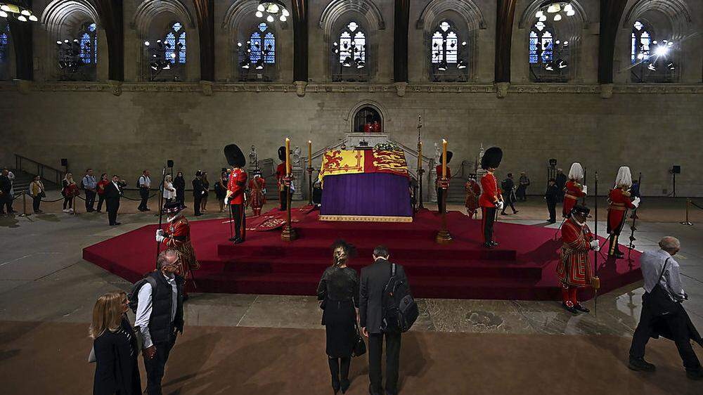 Der Sarg von Queen Elizabeth II. steht in Westminster Hall 