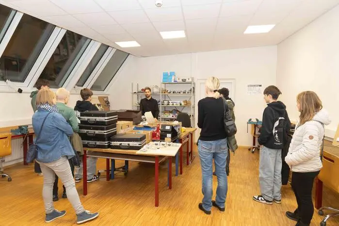 Als letztes Pflichtschuljahr bietet die PTS Hartberg eine praxisnahe Vorbereitung auf das Berufsleben. Im Mittelpunkt stehen dabei fundierte Grundkenntnisse, die in Zusammenarbeit mit Fachkräften aus der Wirtschaft vermittelt werden. 
