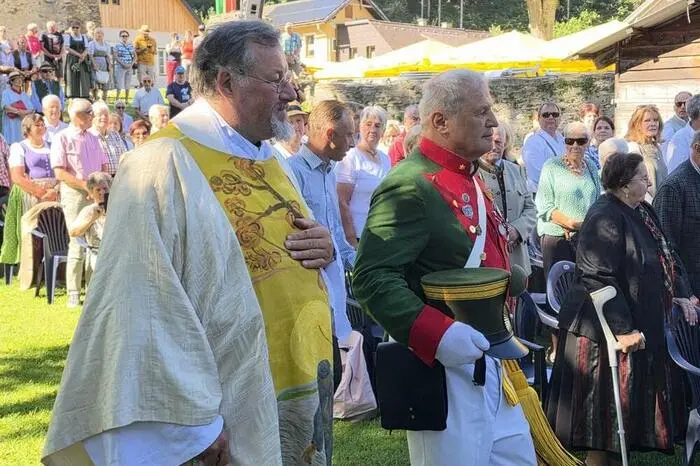 Gesegnet wurden die vielen mitgebrachten Kräuter und auch die beiden Samsonträger Markus Schurl und Andreas Schitter. 