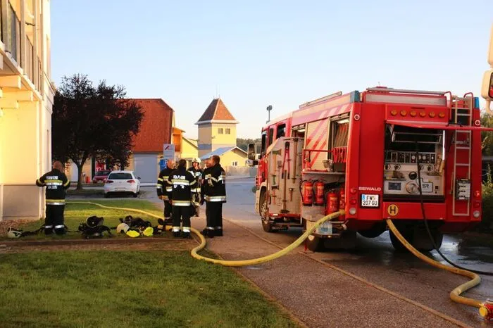 Durch die Vielzahl an Notrufen wurden schon durch die Landesleitzentrale weitere Feuerwehren mit alarmiert. 