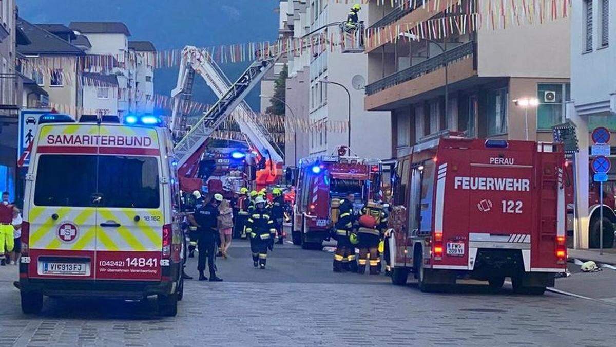 Feuerwehr, Rettung und Polizei waren beim Brand in der Ringmauergasse im Einsatz