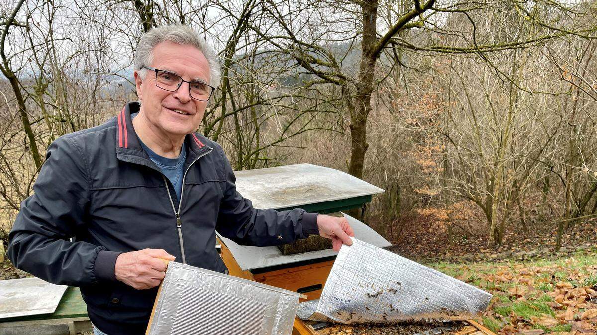 Imker Willi Schenekar hilft seinen Bienen über die kalte Jahreszeit mit einem Wärmedämmschied